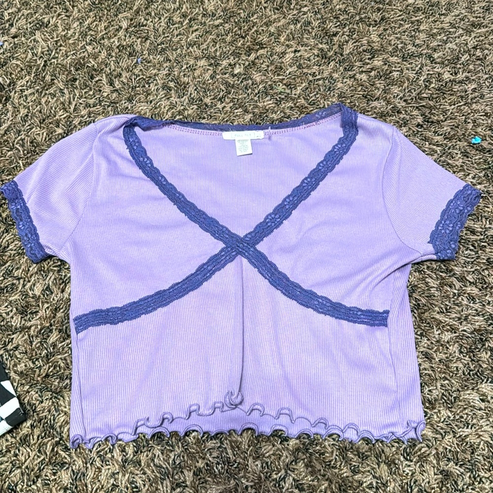 Tilted cropped lace baby tee